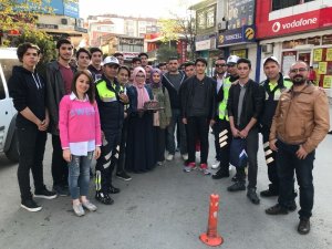 AK Gençlik’ten polise pastalı bayram sürprizi