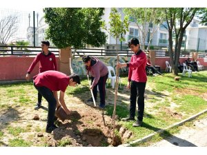 Tütüncü, öğrencilerle okul bahçesini ağaçlandırdı