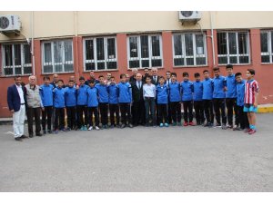 Başkan Seyfi Dingil, bölge şampiyonu okul takımını kutladı
