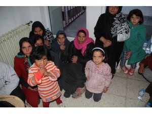 Yurda kaçak giren Afganlara Mehmetçik şefkati