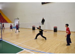 Badminton grup müsabakaları başladı