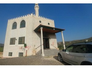 İsrailliler Batı Şeria’da bir camiye saldırdı