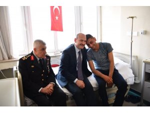 İçişleri Bakanı Soylu hastanede tedavi gören askerleri ziyaret etti
