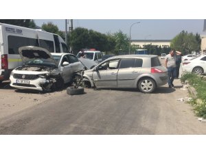 Bursa’da iki araç kafa kafaya çarpıştı, 3 kişi yaralandı