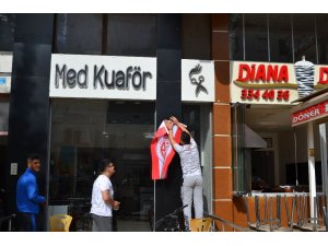 Esnafa 8 bin adet Antalyaspor bayrağı dağıtıldı