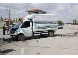 Minibüsle kamyonet çarpıştı: 2 yaralı