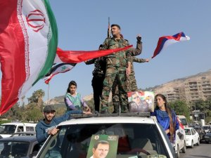 Şam’da Rus ve İran bayraklı gösteri