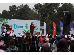Öğrenciler 2 bin 500 fidanı Arnavutköy’de toprakla buluşturdu