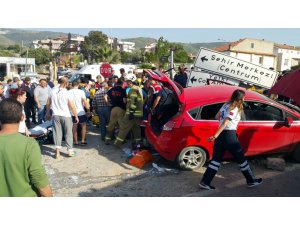 Minibüs otomobille çarpıştı: 3’ü çocuk 6 yaralı