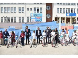 İzmit’te 140 öğrenci daha bisikletini aldı