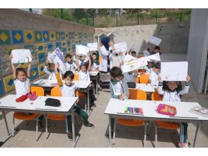 Hababam Sınıfı gibi derslerini okul bahçesinde yapıyorlar