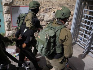 İsrail askerleri 30 Filistinliyi gözaltına aldı