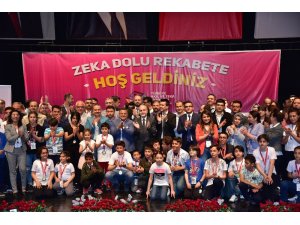 Türkiye Akıl ve Zeka Oyunları Turnuvası şampiyonları ödüllerini aldı