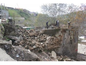 Bitlis’teki metruk binalar yıktırılıyor
