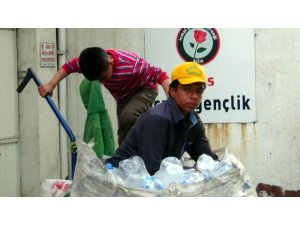 Suriyeli 15 yaşındaki çocuk, 9 kişilik ailesinin geçimini çöpten sağlıyor