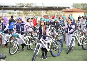 İzmit Belediyesi, Kandıralı çocuklara bisiklet dağıttı