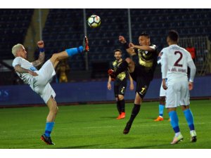 Spor Toto Süper Lig: Osmanlıspor: 0 - Trabzonspor: 2 (İlk yarı)