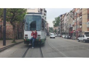 Tramvay arkasında tehlikeli yolculuk cep telefonu kamerasına yansıdı