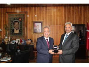 Azerbaycan Büyükelçisi Hazar İbrahim’den Rektör Çomaklı’ya ziyaret