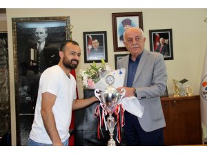 Futbolcular şampiyonluk kupasını Seyfi Dingil’e takdim etti