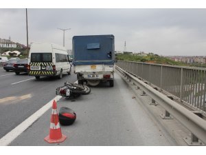 TEM’de motosikletli kamyonete çarptı : 1 ölü