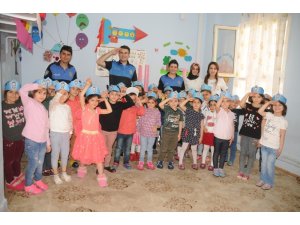 Cizre’de polis, minik öğrencilere kendini tanıttı