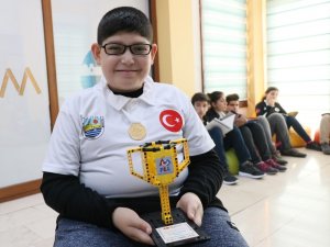 Robotik yarışmada madalya kazanan engelli öğrencinin azmi