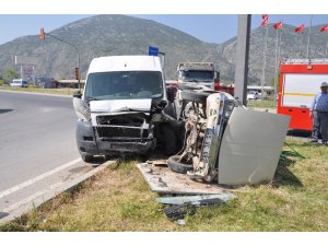 Midibüs ve otomobil çarpıştı: 2 yaralı