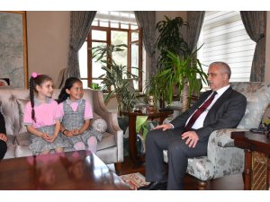 Gazi İlkokulu öğrencileri Vali Güvençer’i bayramlarına davet etti