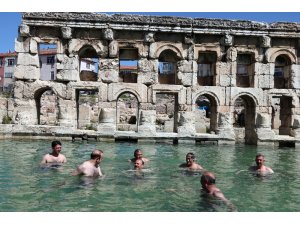 Yozgat Valisi’nin antik termal havuz keyfi