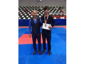 Tekvandoda Büyükşehir’in sporcusu Ali Karadoğan şampiyon oldu