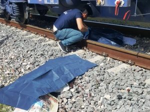 Trenin çarptığı baba ile kucağındaki çocuğu öldü