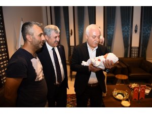 Prof. Dr. Hatipoğlu yeni doğan bebeğin ismini koydu
