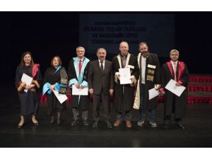 Atatürk Üniversitesi Bilimsel Teşvik Ödülleri ve Akademik Giysi Töreni gerçekleşti