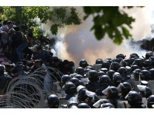 Ermenistan polisi 16 protestocuyu gözaltına aldı