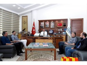 Teknik Direktör Erol Bulut’tan Başkan Ahmet Çakır’a imzalı forma