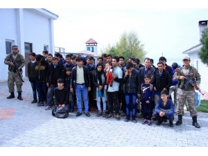 Kaçak Afganlara Mehmetçik şefkati