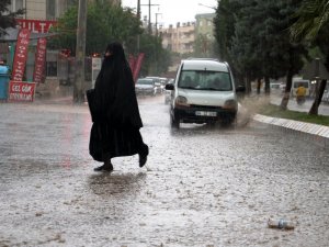 Şanlıurfa’da sağanak yağış sürücülere zor anlar yaşattı