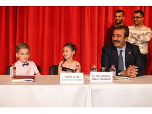Başkan Çetin koltuğunu çocuklara devretti