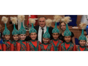 Kazak ve Kırgız çocuklar Başkan Yılmaz’ı ziyaret etti