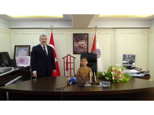 İstanbul Emniyet Müdürü Çalışkan koltuğunu kız öğrenciye devretti