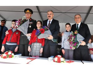 İzmir’de 23 Nisan’a coşkulu kutlama