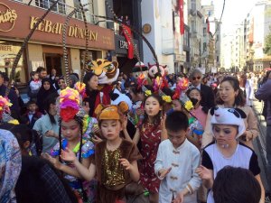 Beyoğlu’nda minikler 23 Nisan’ı Çinli yaşıtlarıyla kutladı