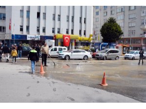 Sinop meydanında yol çöktü
