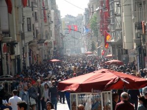 Sıcak havayı fırsat bilenler Taksim’e akın etti