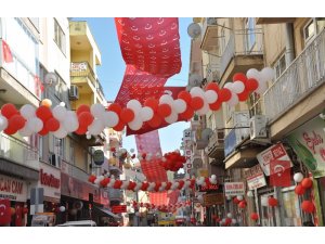 Uşaklı esnaf 23 Nisan’ı sokağı süsleyerek kutladı