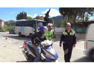 Isparta’da polis sürücülere göz açtırmadı