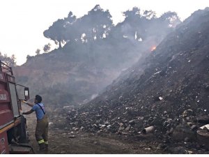 Ormanlık alan kurtarıldı, çöplük için için yanmaya devam ediyor