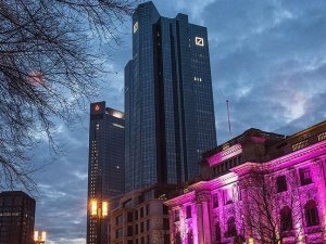 Deutsche Bank’ın net karında sert azalış