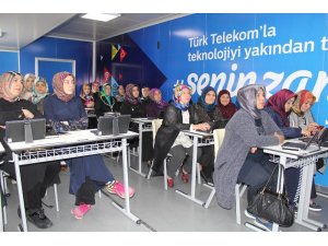Türk Telekom Teknoloji Seferberliği projesi Konyalı kadınlarla buluştu